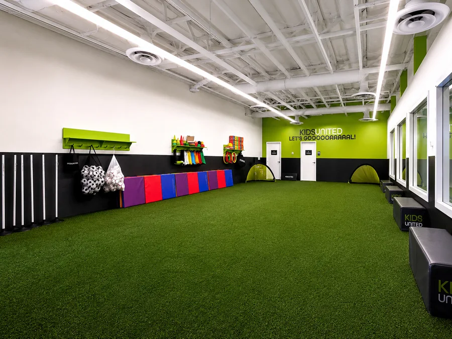 Kids United Sports Gym: Wide finished green turf sports training area